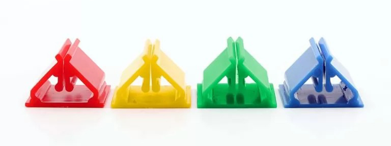 Plastic pyramid card stands